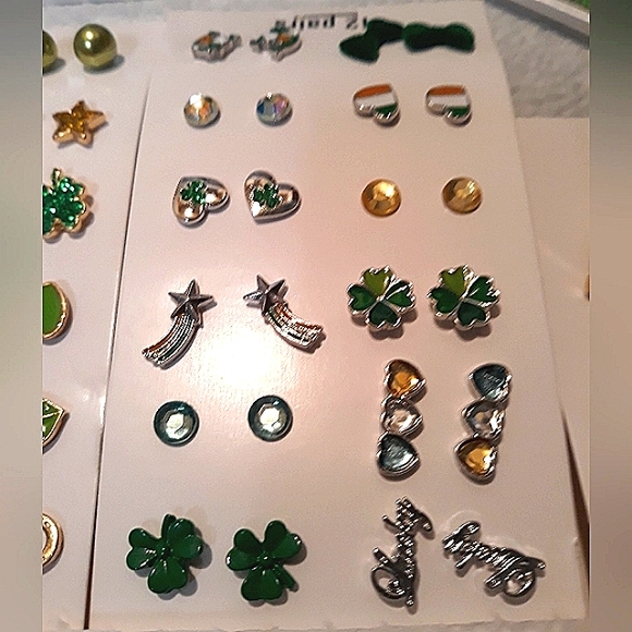 Add On Item- 1 Pr Stud Earrings.Must Bundle 2 reg priced items for $3 pr… - Picture 9 of 11